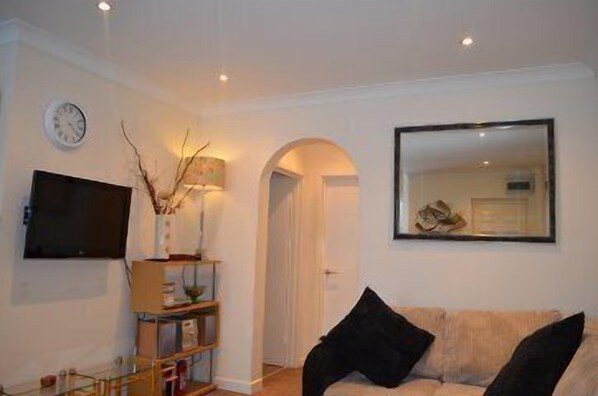 Apartment, 2 Schlafzimmer (Rose, basement apartment) | Wohnzimmer