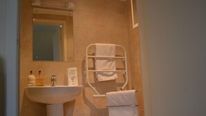 Apartamento, 1 quarto (Pen, ground floor apartment) | Comodidades do banheiro