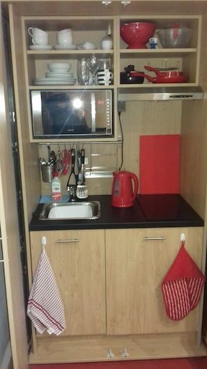 Studio, 1 King Bed, Ensuite (Mary Rose) | Private kitchenette | Fridge, microwave, oven, stovetop - Keedwell House (Bognor Regis)