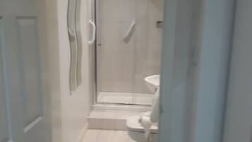 Studio, 1 King Bed, Ensuite, Ground Floor (Cutty Sark) | Bathroom | Shower, towels