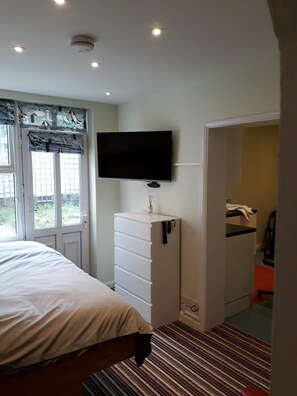 Studio, Ensuite (Double - Intrepid) | Premium bedding, in-room safe, desk, iron/ironing board - Keedwell House (Bognor Regis)
