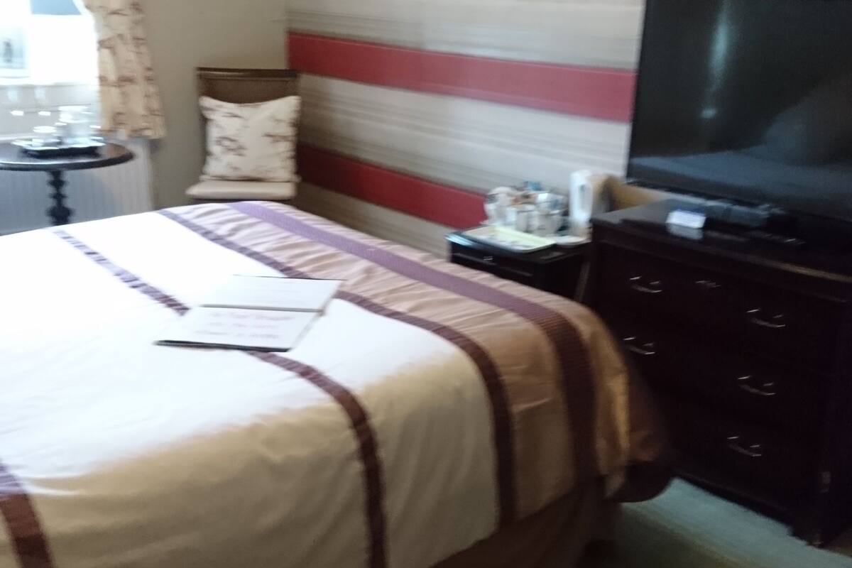 Double or Twin Room, Multiple Beds, Ensuite | Desk, iron/ironing board, rollaway beds (surcharge)