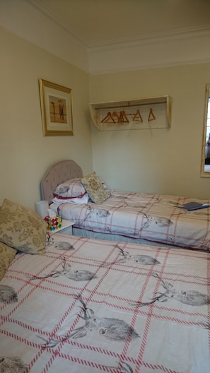 Doppel- oder Zweibettzimmer, Mehrere Betten, mit Bad | Individuell dekoriert, individuell eingerichtet, Schreibtisch