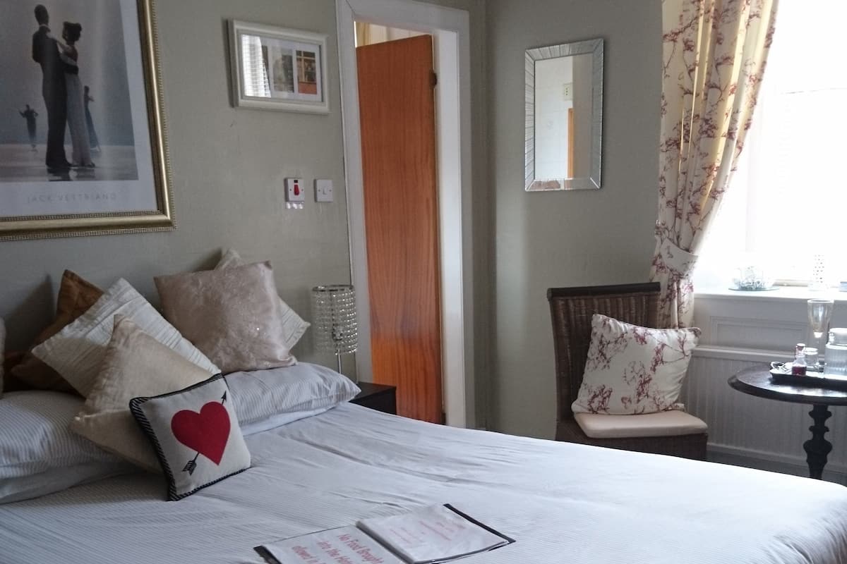 Single Room, Ensuite | Desk, iron/ironing board, rollaway beds (surcharge)