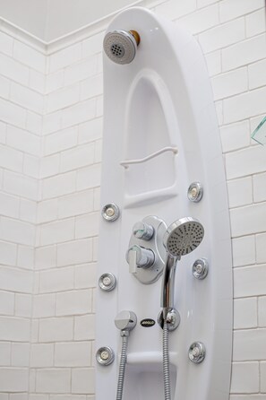 Double Room | Bathroom | Shower, hydromassage showerhead, free toiletries, hair dryer - Casa Brunella Hotel Boutique (Querétaro)