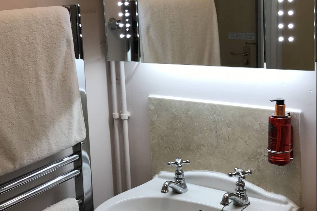 Douche, articles de toilette gratuits, peignoirs, serviettes fournies