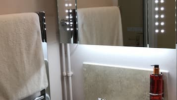 Shower, free toiletries, bathrobes, towels
