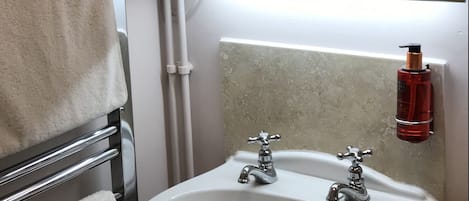 Shower, free toiletries, bathrobes, towels