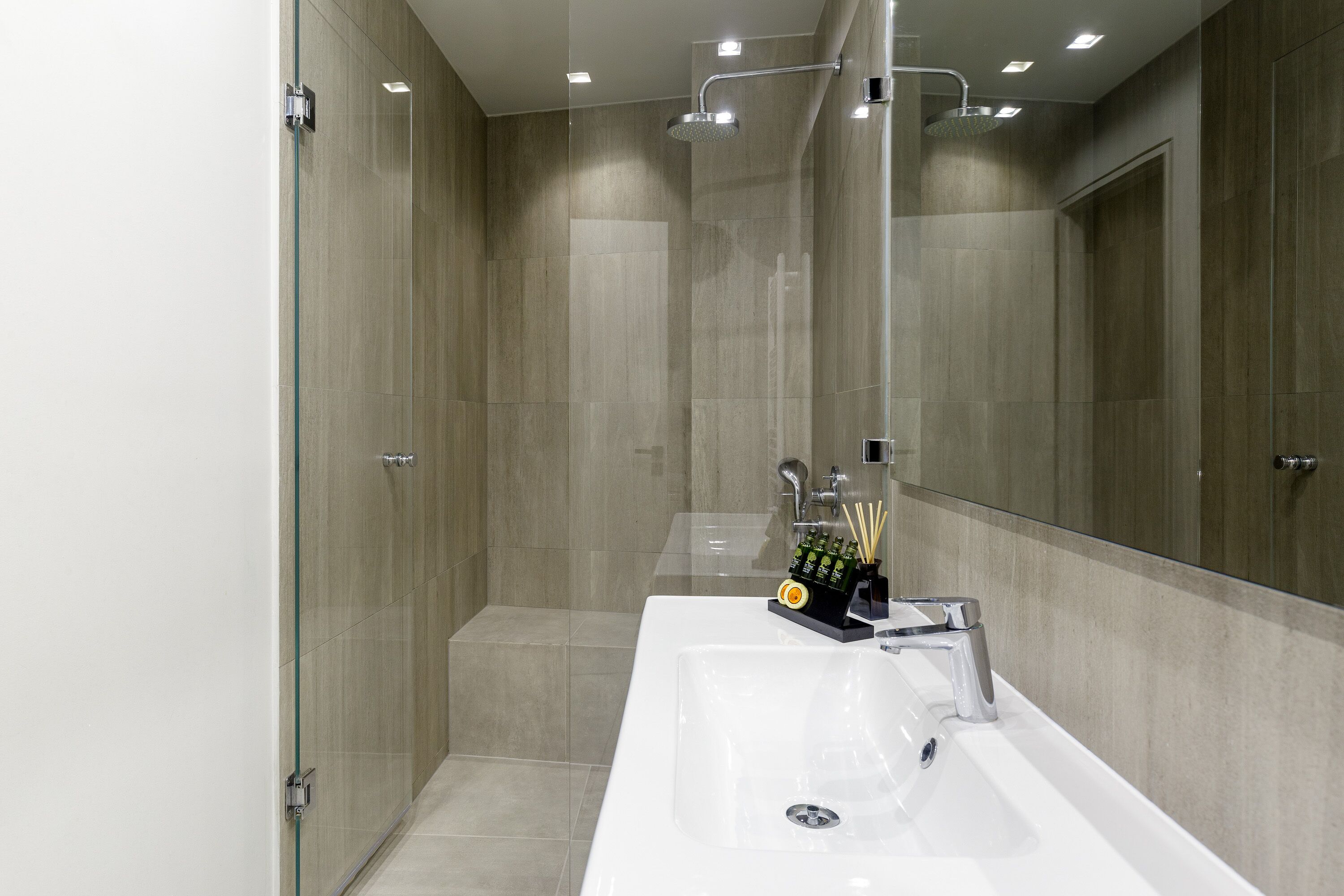 classic suite | bathroom | shower, free toiletries, hair dryer, towels