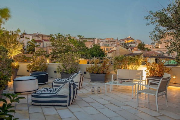 Superior appartement, terras, uitzicht op de stad | Woonruimte | Lcd-televisie