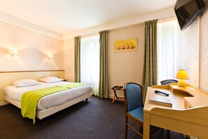 Individually decorated, individually furnished, laptop workspace - Logis Hôtel de la Paix (Saint-Nectaire)