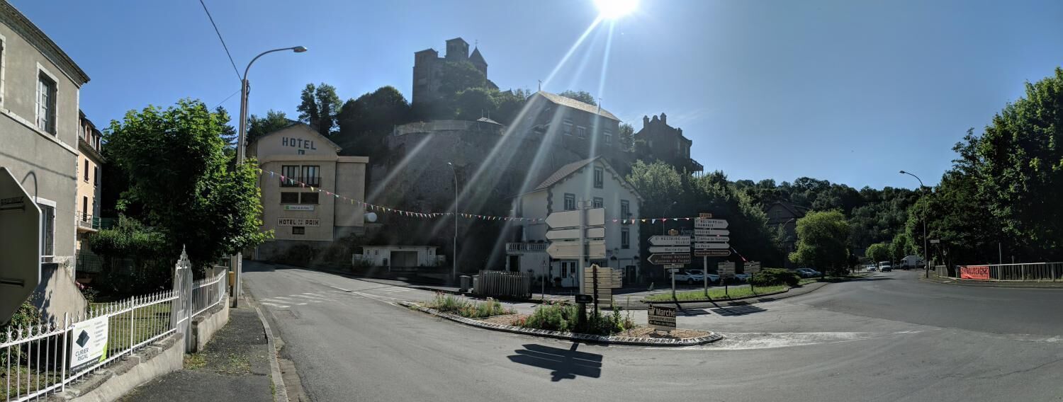 Un hotel con un letrero que indica que es un 'HOTEL DE PRIN'.