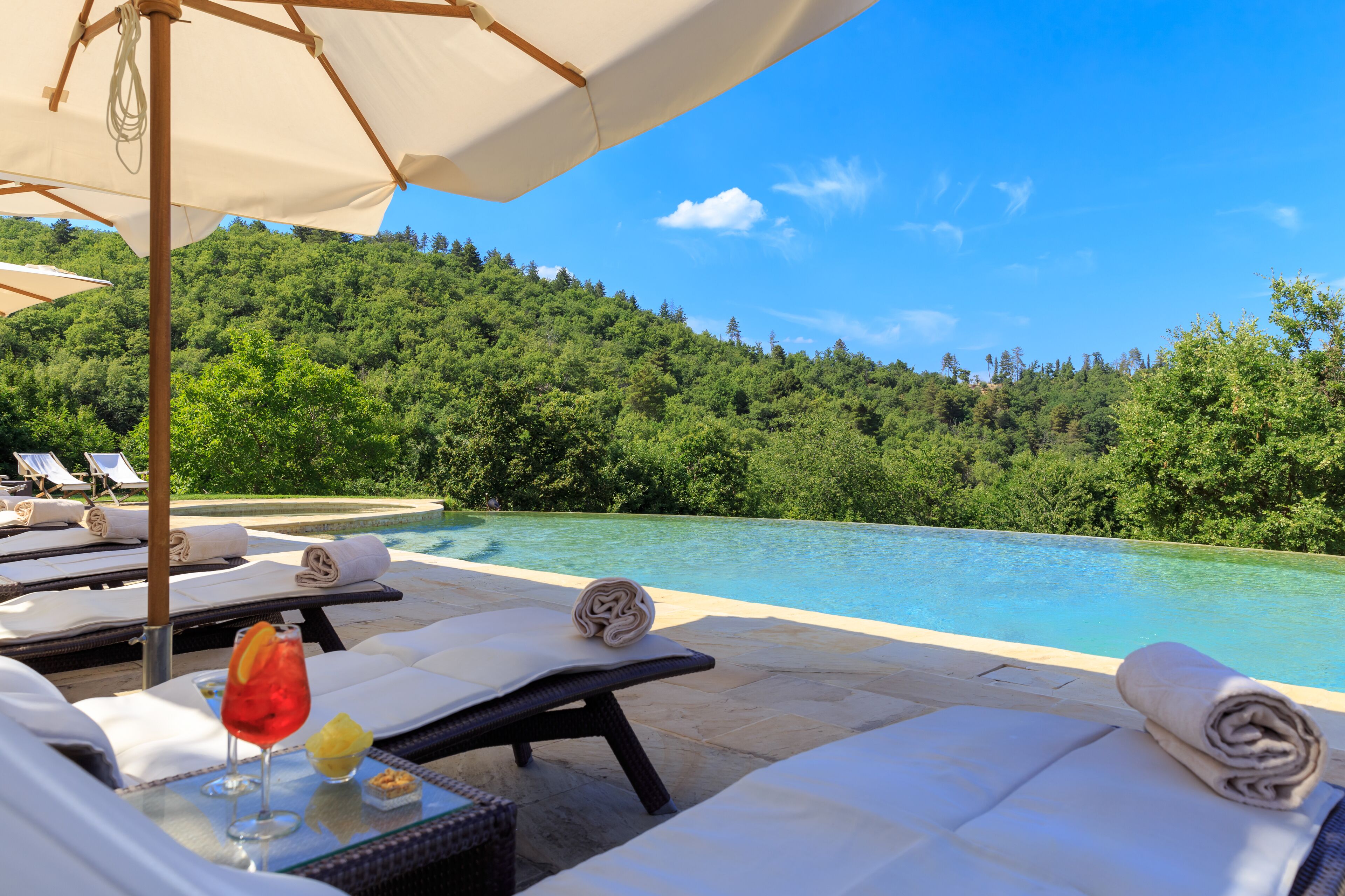 Außenpool, Sonnenschirme, Liegestühle
