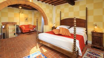 Une chambre à coucher avec un lit à baldaquin, un canapé rouge, un tapis à motifs et un mur à carreaux.