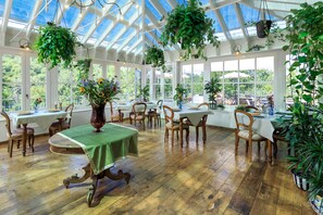 Breakfast, dinner served; Italian cuisine, pool views