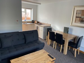 Standard-dobbeltværelse | Opholdsområde | Fladskærms-tv