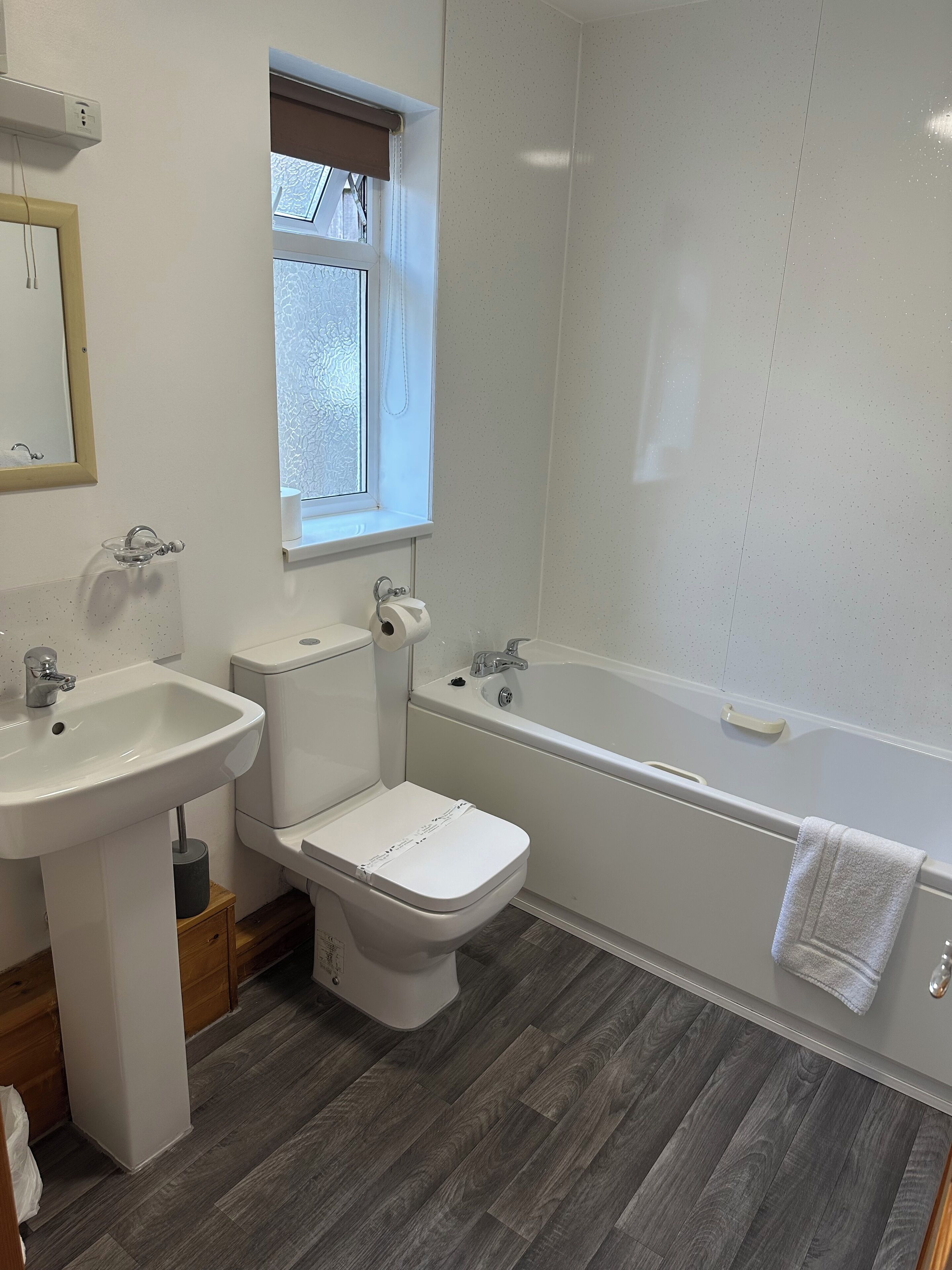 Une salle de bain avec un lavabo, des toilettes et une baignoire.