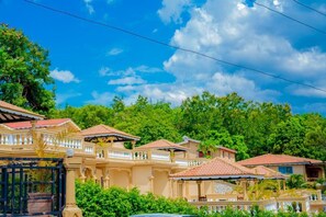 Exterior - Le Village d'Ennery (Ennery)