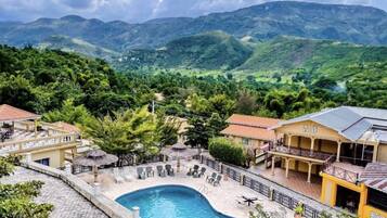 2 outdoor pools