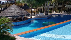 Piscine extérieure, piscine à débordement