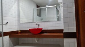 A bathroom with a red basin, white tiled walls, and a mirror above the sink. - Solar Pipa Apartamentos (Tibau do Sul)