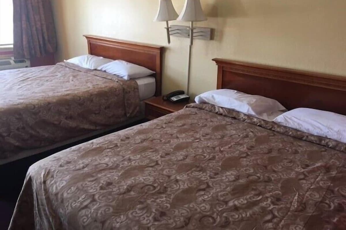 Deluxe Room, 2 Queen Beds, Smoking