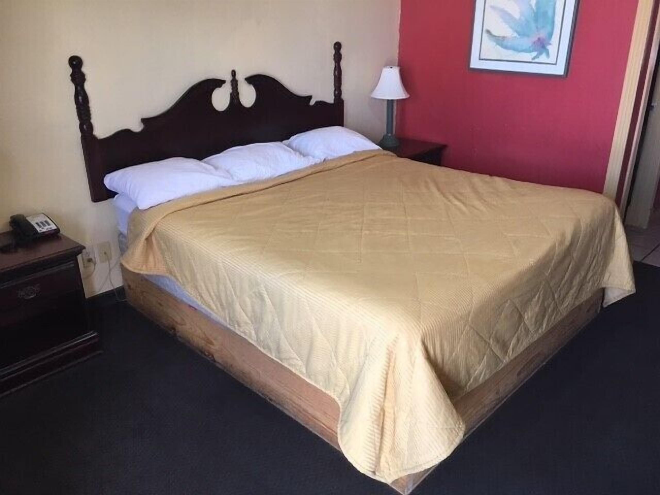 Escritorio, tabla de planchar con plancha, wifi gratis y ropa de cama 