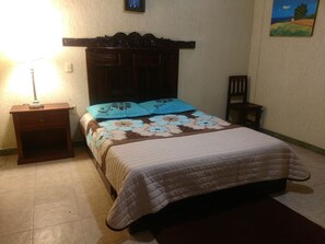 Single Room, 1 Double Bed | Iron/ironing board, rollaway beds, free WiFi