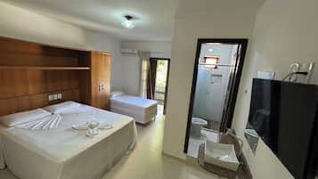 Escrivaninha, cortinas blackout, roupa de cama