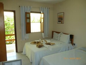 Quadruple Room | Desk, blackout curtains, bed sheets - Pousada Coqueiro Do Caita (Cairu)