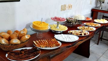 Café da manhã com buffet grátis todos os dias