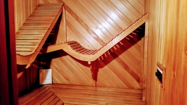 A wooden spiral staircase with a wooden floor. - Hotel Mont Bleu (Bogotá)