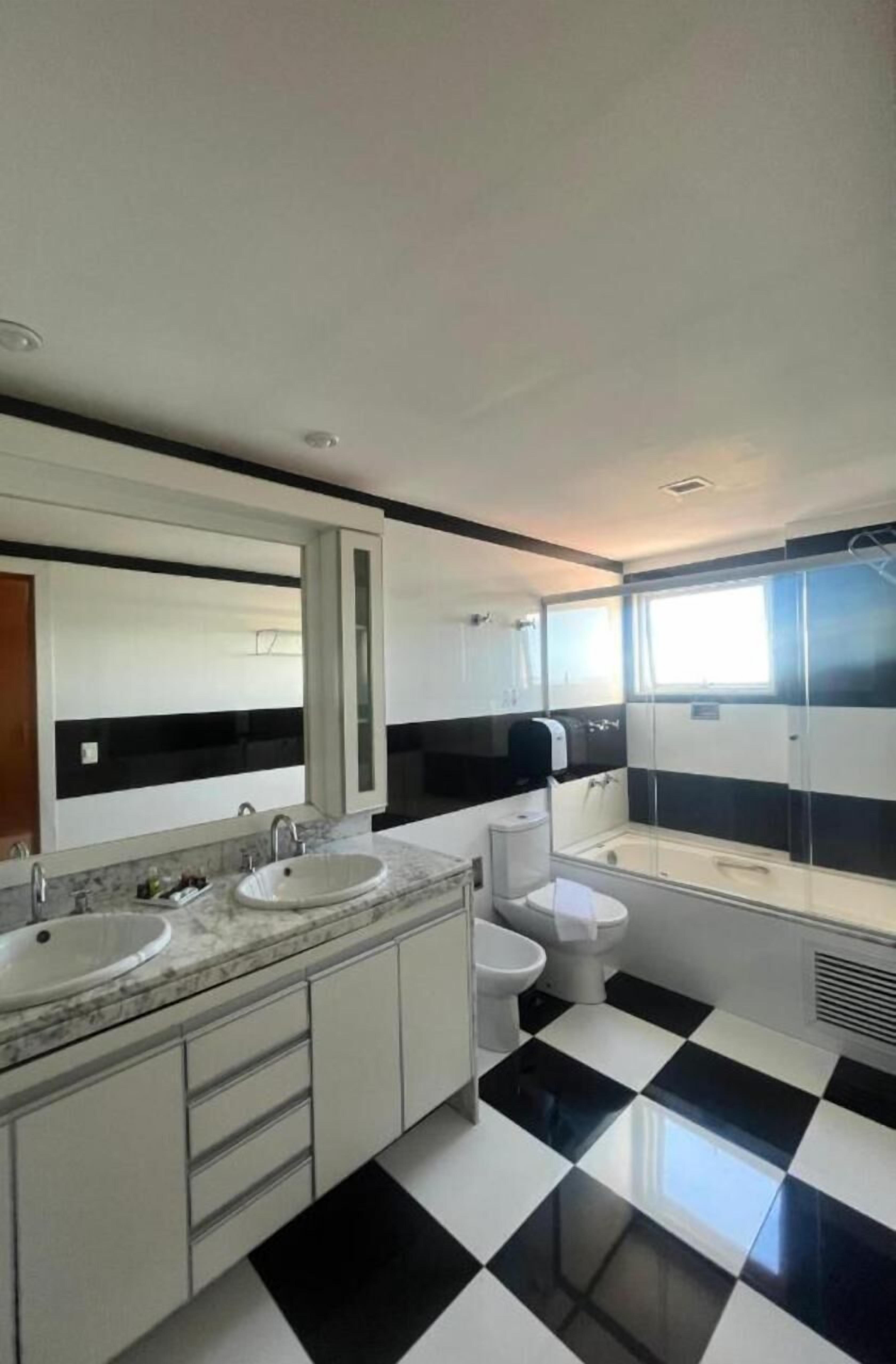 deluxe suite, jetted tub | bathroom | shower, designer toiletries, hair dryer, towels