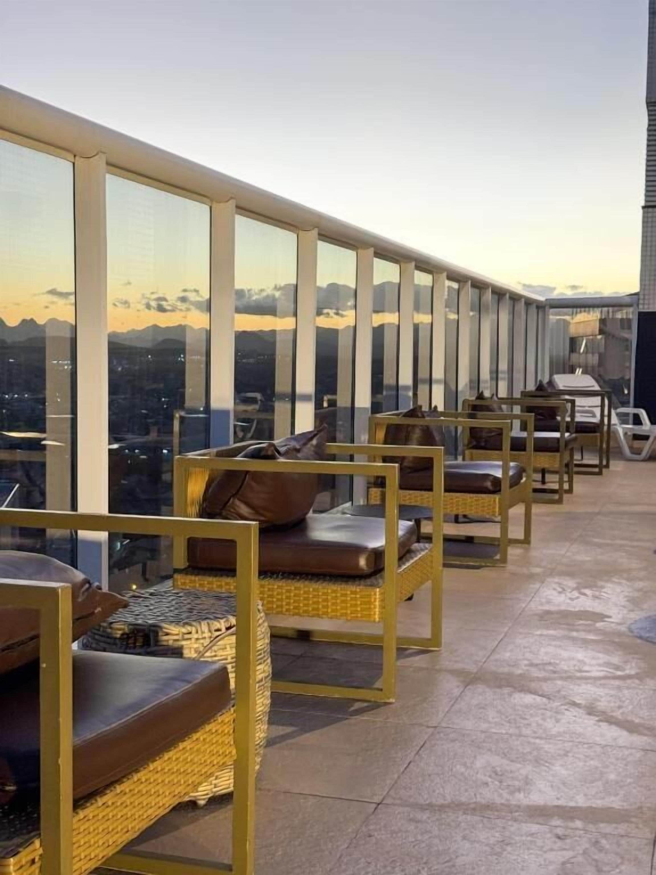 2 piscines extérieures, chaises longues