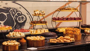 A buffet with various desserts and pastries. - Royal Urban Macaé Hotel (Macaé)