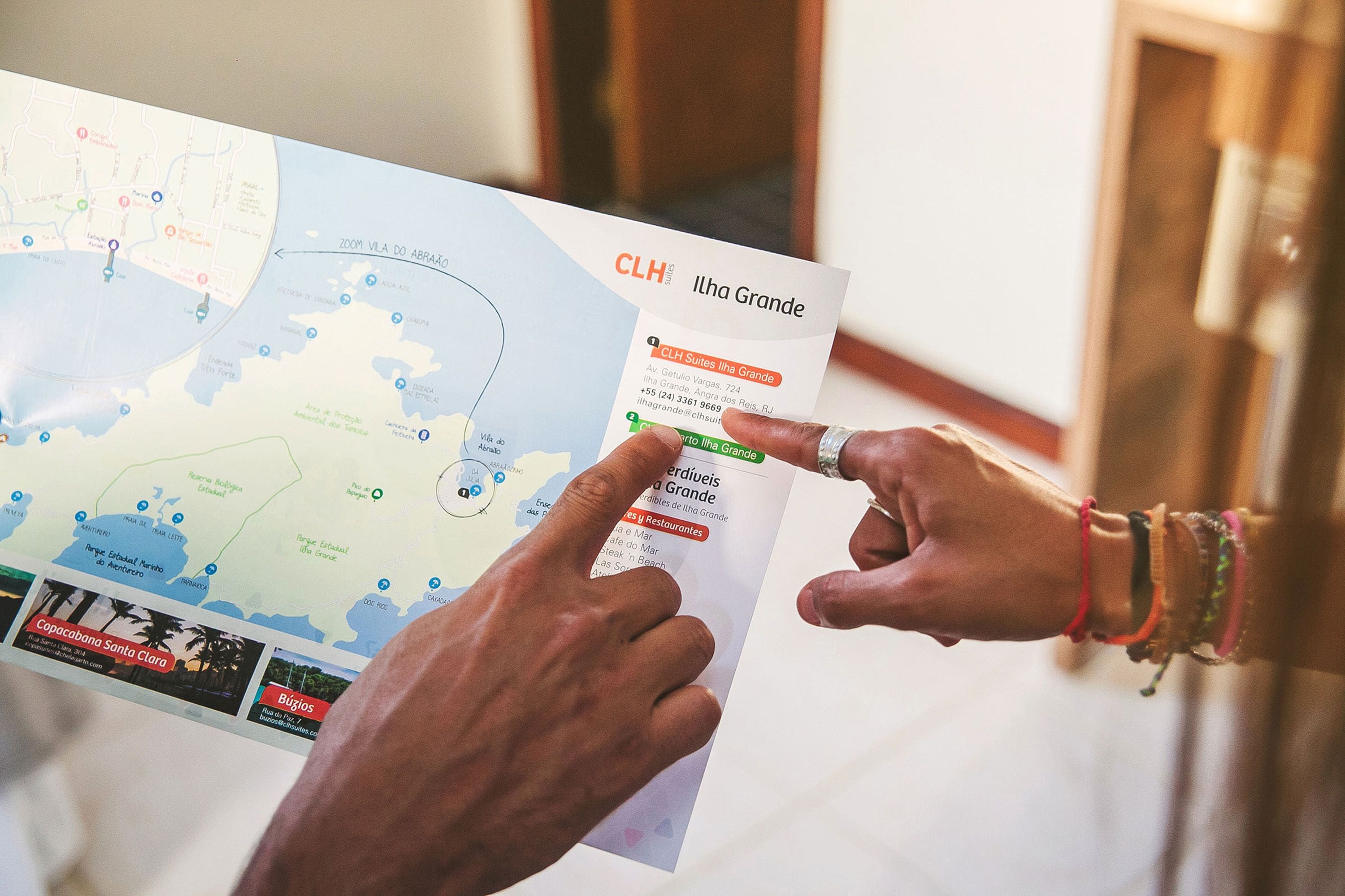 Une personne qui montre une carte sur laquelle figurent les noms et l’emplacement des hôtels.