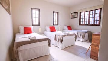 Habitación triple superior | Caja fuerte, cortinas opacas, wifi gratis y ropa de cama