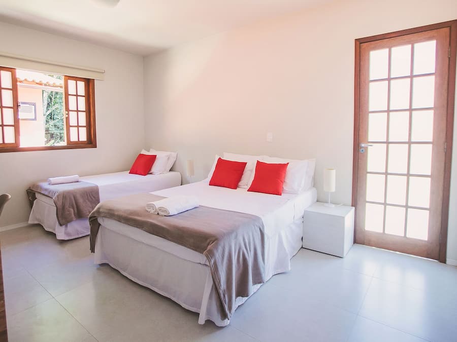 Quarto triplo superior | Cofres nos quartos, cortinas blackout, Wi-Fi de cortesia, roupa de cama