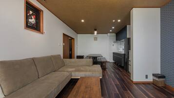 Townhouse Eksklusif | Area keluarga | Televisi layar datar 55-inci dengan saluran TV digital dan TV