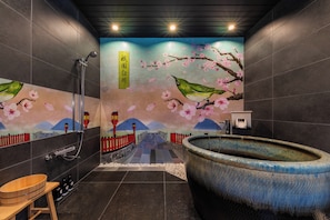 Exclusive-Stadtwohnung | Badezimmer | Duschwanne, Haartrockner, Hausschuhe, Toilette mit elektrischem Bidet