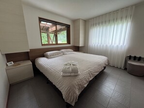 Deluxe Chalet | Premium bedding, Tempur-Pedic beds, soundproofing, free WiFi - Bears Den Mountain Lodge (Hakuba)