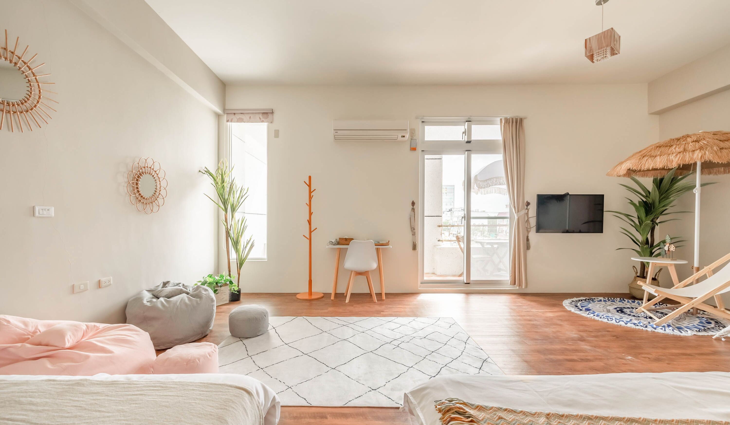 Habitación familiar, balcón | Cortinas blackout, insonorización, wifi gratis y ropa de cama 