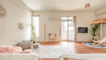 Habitación familiar, balcón | Cortinas blackout, insonorización, wifi gratis y ropa de cama