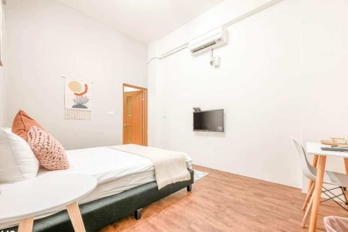Ein modernes Schlafzimmer mit einem Bett, einem Schreibtisch und einem Stuhl.