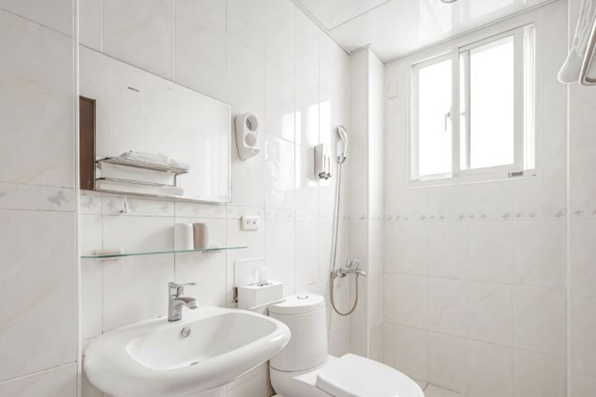 Ein modernes Badezimmer mit Waschbecken, Toilette und Dusche.