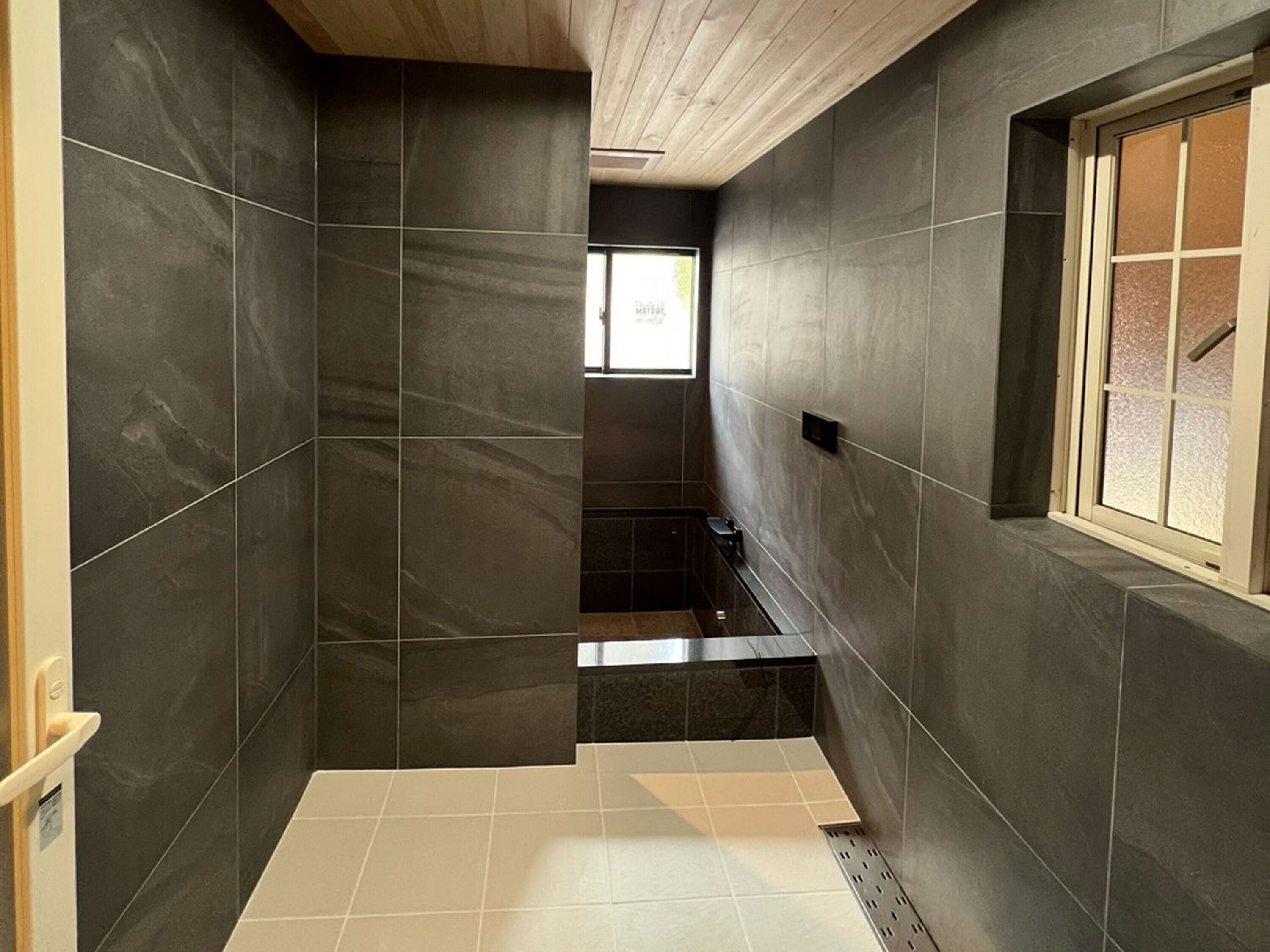 Luxury-Villa | Badezimmer | Hausschuhe, Handtücher