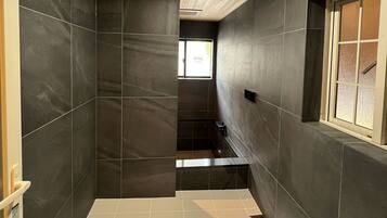 Luxury-Villa | Badezimmer | Hausschuhe, Handtücher