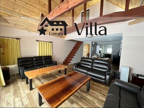 Villa Luxe | Coin séjour | Télévision à écran plat de 30 pouces avec chaînes numériques, télévision