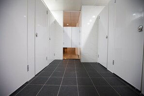 Ducha, secador de pelo, pantuflas