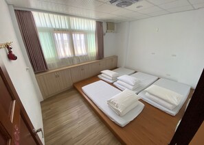 Familie vierpersoonskamer | Donzen dekbedden, een kluis op de kamer, verduisterende gordijnen